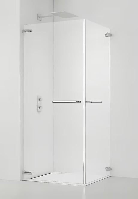 Kvadratna tuš kabina SAT Tgd New 100x100 cm u sjajnom kromu s prozirnim staklom i bezokvirnom konstrukcijom.