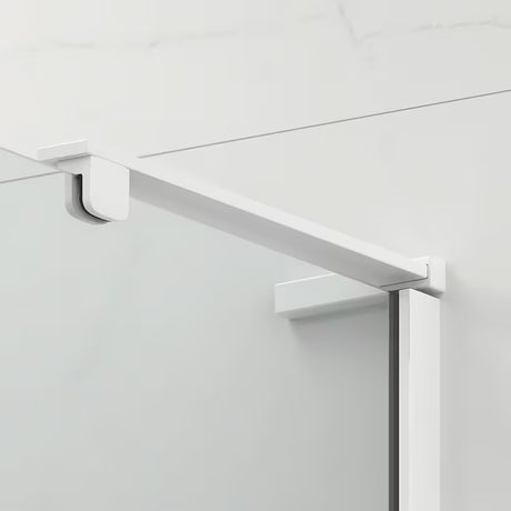 Kvadratna tuš kabina SAT Tgd New 90x90 cm u mat bijeloj boji s prozirnim staklom i vratima na šarke.