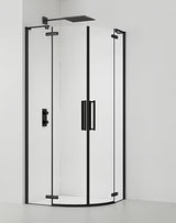 Polukružna tuš kabina SAT TGD New 90x90 cm u mat crnoj izvedbi s prozirnim staklom i zaokretnim vratima.