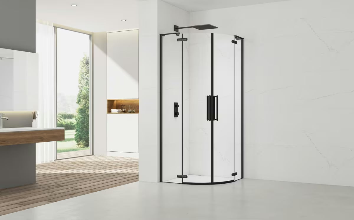 Polukružna tuš kabina SAT TGD New 90x90 cm u mat crnoj izvedbi s prozirnim staklom i zaokretnim vratima.