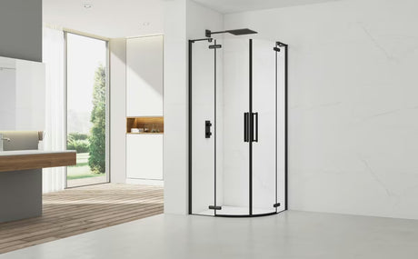 Polukružna tuš kabina SAT TGD New 90x90 cm u mat crnoj izvedbi s prozirnim staklom i zaokretnim vratima.