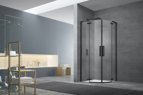 Polukružna tuš kabina SAT TGD New 90x90 cm u mat crnoj izvedbi s prozirnim staklom i zaokretnim vratima.