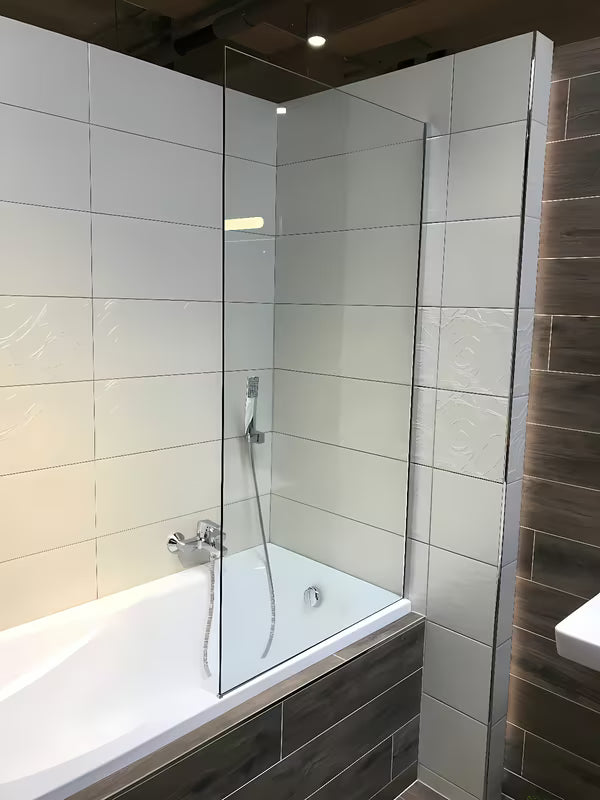 Fiksna paravan za kadu SAT Chrome 150x80 cm s kromiranim profilom i staklom s EasyClean obradom.