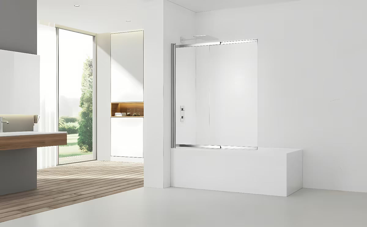 Paravan za Kadu SAT Vision 140x120 cm s kromiranim profilom i prozirnim staklom pro tuširanje u kadi.