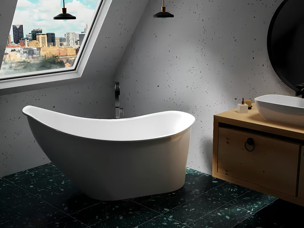 Bijela samostojeća kada  SAT od lijevanog mramora bez preljeva, prikladna za zid i za samostojeću ugradnju.