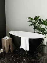 Samostojeća kada  SAT 170x85 cm od lijevanog mramora u crno-bijeloj izvedbi, lijeva i desna orijentacija.