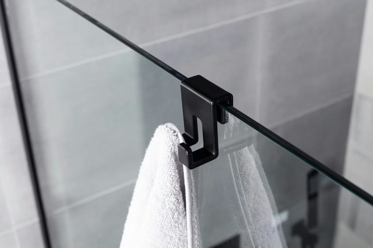 Crna šipka za ručnike SAT Walk-in kao praktičan dodatak za walk-in tuš paravan