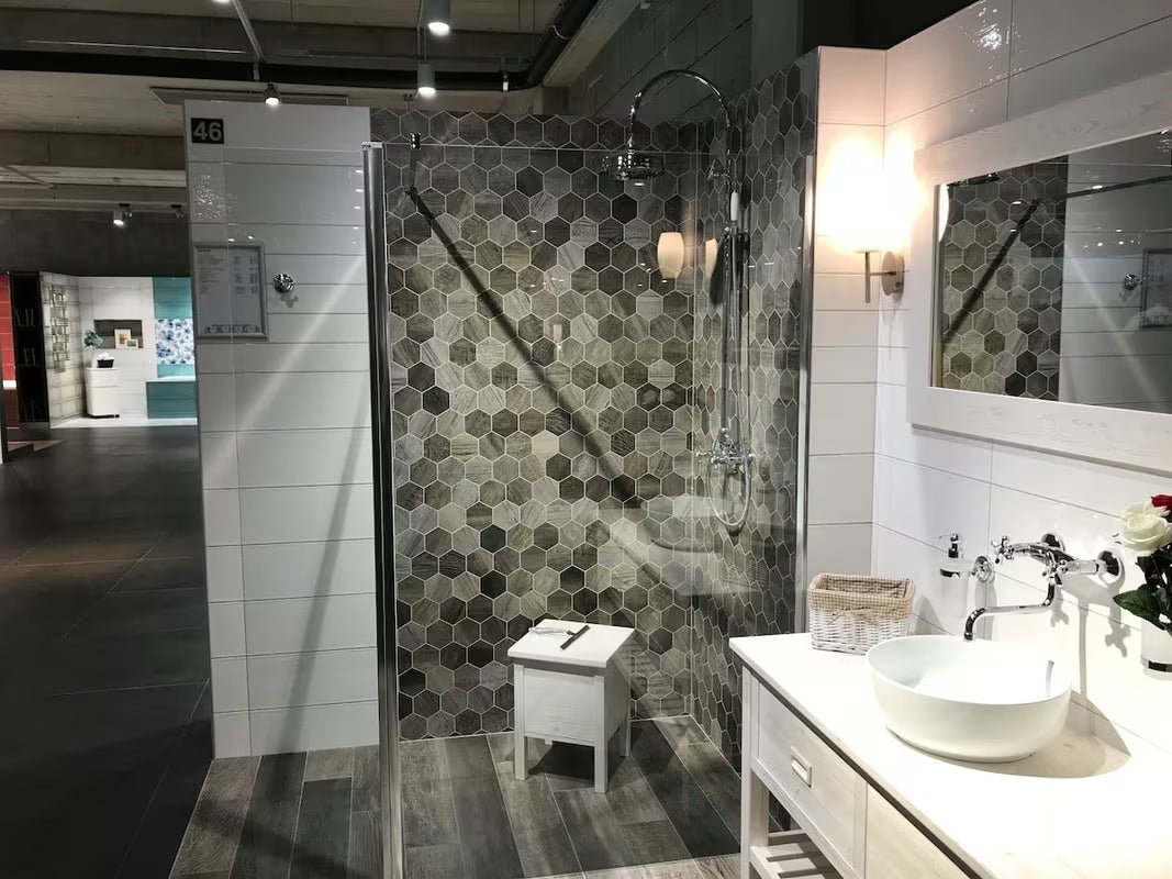 Okretna bočna tuš stijena SAT Walk-in od prozirnog stakla s kromiranim profilima