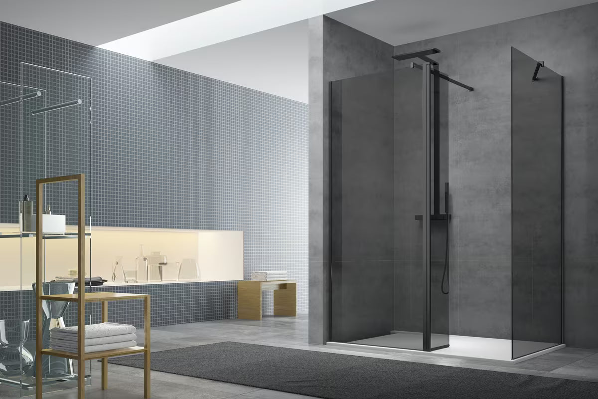 Okretna bočna stijena SAT Walk-in u crnoj izvedbi sa zatamnjenim staklom.