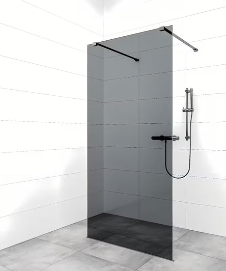 SAT Walk-in tuš stijena Walk-In 110 cm u crnoj izvedbi s prozirnim staklom i dizajnom bez okvira.