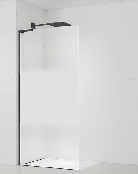 Crna walk-in tuš stijena SAT Walk-in 110 cm s prozirnim staklom, intimnom trakom i obradom Easy Clean.
