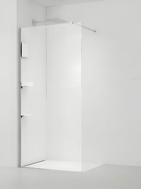 Walk-in tuš stijena SAT Walk-in 110 cm s prozirnim staklom i kromiranim profilom u bezokvirnoj izvedbi.