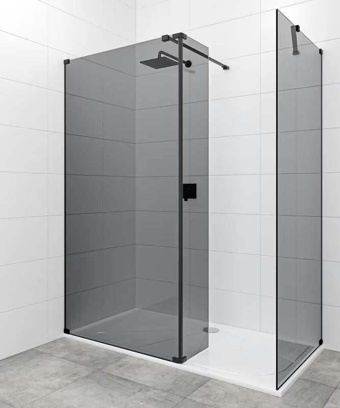 Walk-in tuš stijena SAT Walk-in 140x90 cm u crnoj izvedbi s neprozirnim dimljenim staklom.