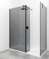 SAT Walk-in tuš stijena Walk-In 140 × 90 cm u crnoj boji s neprozirnim dimljenim staklom i zakretnom stijenom.
