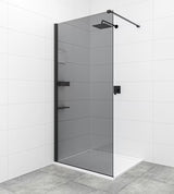 Walk-in tuš stijena SAT Walk-in 140 cm s crnim profilima i neprozirnim staklom s dimljenim efektom.