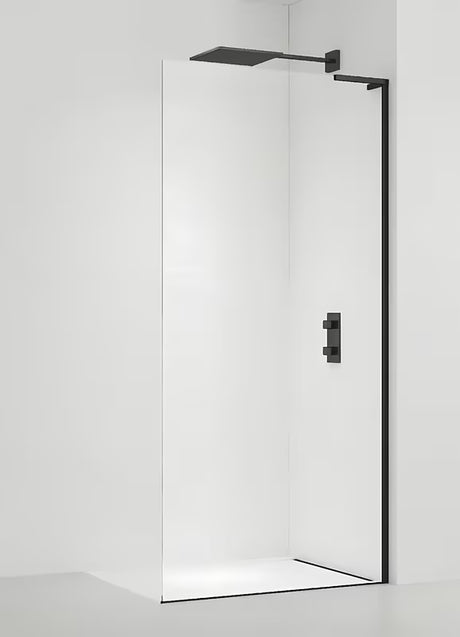 Walk-in tuš stijena SAT Walk-in 70 cm u mat crnoj boji s prozirnim staklom i bezokvirnom izvedbom.