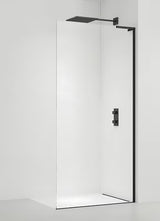 Walk-in tuš stijena SAT Walk-in 90 cm u mat crnoj boji s prozirnim staklom i bezokvirnom izvedbom.