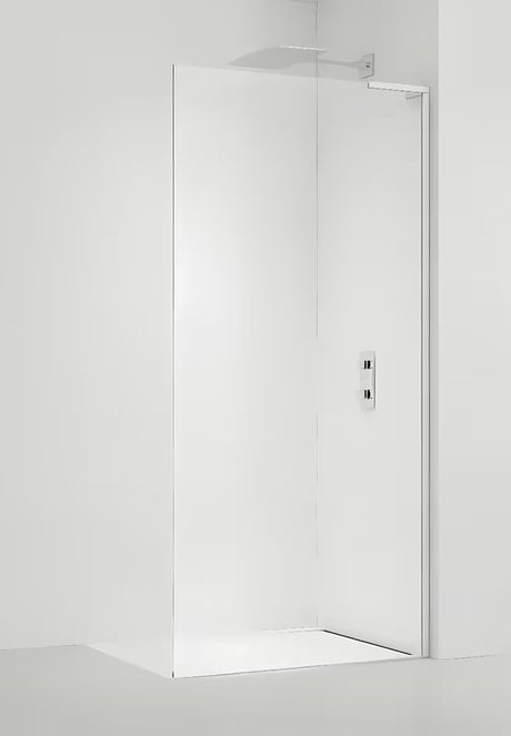 Bijela walk-in tuš stijena SAT Walk-in 110 cm s prozirnim sigurnosnim staklom i bezokvirnom izvedbom.