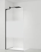 Crna walk-in tuš stijena SAT Walk-in 110 cm s prozirnim staklom, intimnom trakom i obradom Easy Clean.