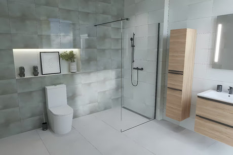 Tuš stijena SAT Walk-in 60 cm u crnoj izvedbi s prozirnim staklom bez dekora