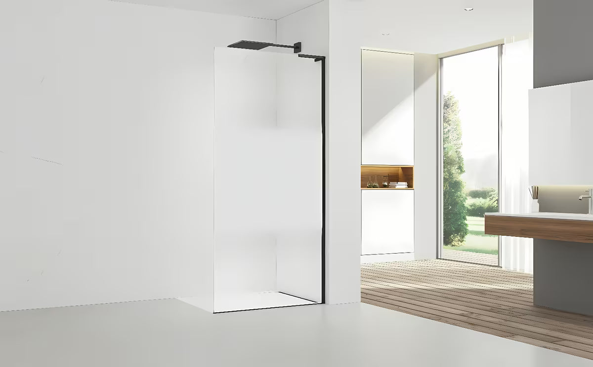 Crna tuš stijena walk-in SAT Walk-in 70 cm od prozirnog sigurnosnog stakla s intimnom trakom.