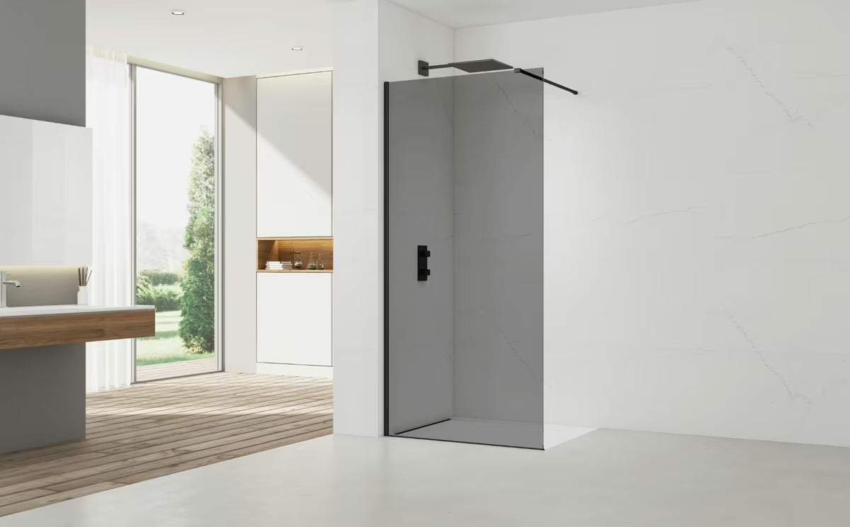 SAT Walk-in tuš stijena Walk-In 110 cm u crnoj izvedbi s neprozirnim dimljenim staklom.