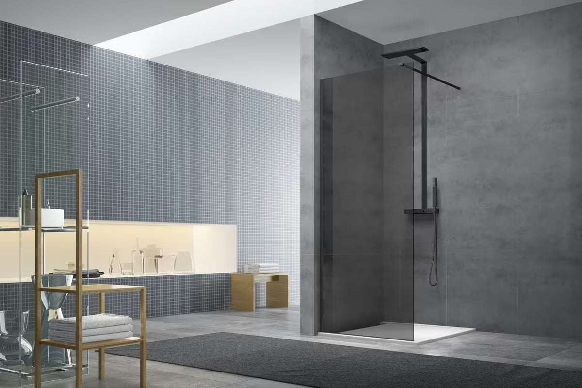 SAT Walk-in tuš stijena Walk-In 110 cm u crnoj izvedbi s neprozirnim dimljenim staklom.