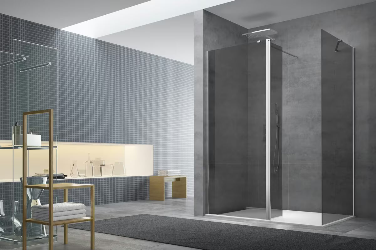 Walk-in tuš stijena SAT Walk-in 110x90 cm u sjajnom kromu s neprozirnim staklom sa sivim efektom.