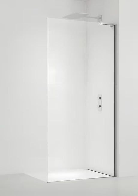 Walk-in tuš stijena SAT Walk-in 110 cm u krom izvedbi s prozirnim sigurnosnim staklom i premazom Easy Clean.