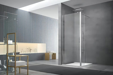Walk-in tuš stijena SAT Walk-in 120 cm od prozirnog stakla s profilima u sjajnom kromu.