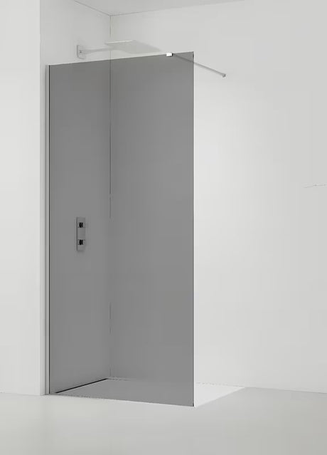 SAT Walk-in tuš stijena Walk-In 140 cm u sjajnom kromu s neprozirnim staklom sa dimljenim efektom.