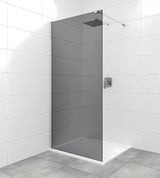 SAT Walk-in tuš stijena Walk-In 120 cm od neprozirnog dimljenog stakla s profilima u sjajnom kromu.