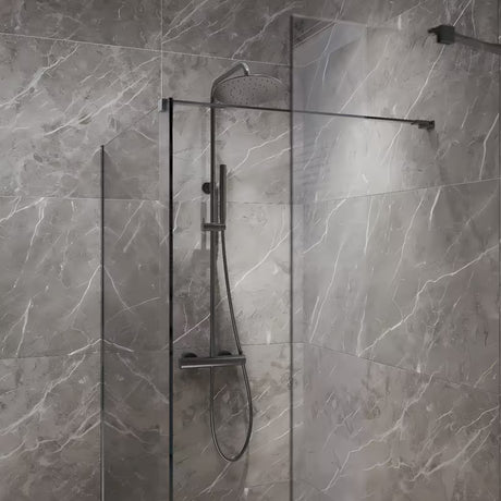 SAT Walk-in tuš stijena Walk-In 80 cm u crnoj izvedbi s prozirnim staklom i PVD Gun metal potpornom šipkom.