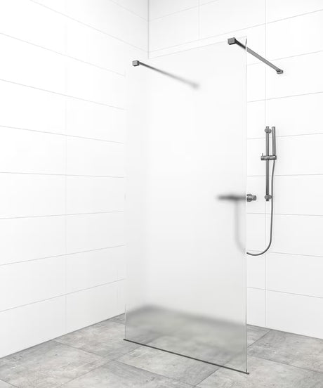 SAT Walk-in tuš stijena Walk-In 140 cm u crnoj izvedbi s bezokvirnim staklom i stabilizacijskom šipkom.