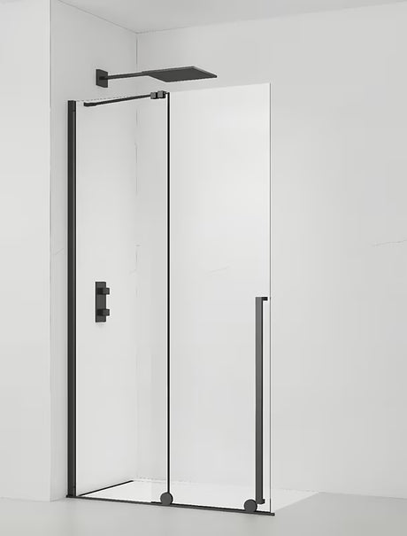 Tuš stijena Walk-In SAT Xmotion 110 cm u crnoj izvedbi s prozirnim staklom i kliznim otvaranjem.