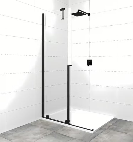 Tuš stijena Walk-In SAT Xmotion 110 cm u crnoj izvedbi s prozirnim staklom i kliznim otvaranjem.