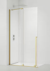 Walk-in tuš stijena SAT Xmotion 110 cm u sjajnoj zlatnoj boji s prozirnim staklom i bezokvirnom izvedbom.