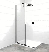 Tuš stijena Walk-In SAT Xmotion 120 cm u crnoj izvedbi s prozirnim staklom i kliznim otvaranjem.