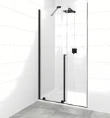 Tuš vrata walk-in SAT Walk-In Xmotion 140 cm u crnoj izvedbi s prozirnim staklom i kliznim sustavom.