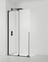 Crna walk-in tuš stijena SAT Walk-In Xmotion 110 cm s prozirnim staklom i kliznim sustavom.