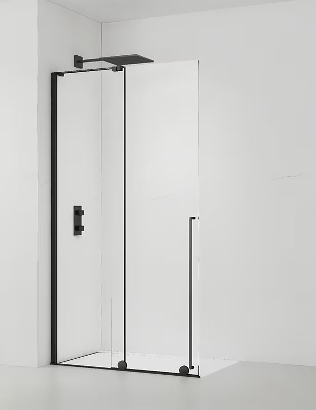 Crna walk-in tuš stijena SAT Walk-In Xmotion 110 cm s prozirnim staklom i kliznim sustavom.