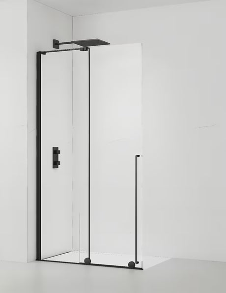 Crna walk-in tuš stijena SAT Walk-In Xmotion 110 cm s prozirnim staklom i kliznim sustavom.
