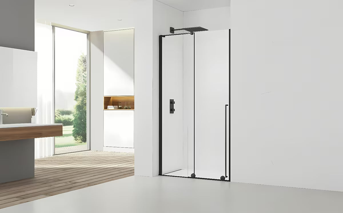 Tuš vrata za nišu SAT Walk-In Xmotion 120 cm u crnoj boji s prozirnim staklom i kliznim otvaranjem.