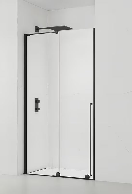 Tuš vrata za nišu SAT Xmotion 140 cm u crnoj boji s prozirnim staklom i kliznim otvaranjem.