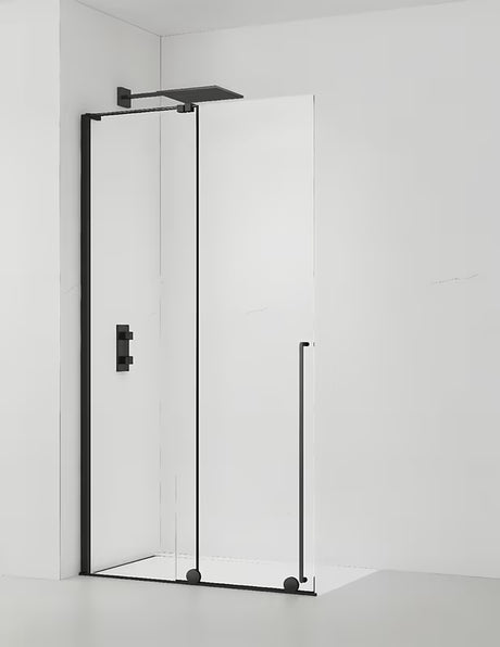 Crna walk-in tuš kabina SAT Walk-In Xmotion s prozirnim staklom i kliznim sustavom.
