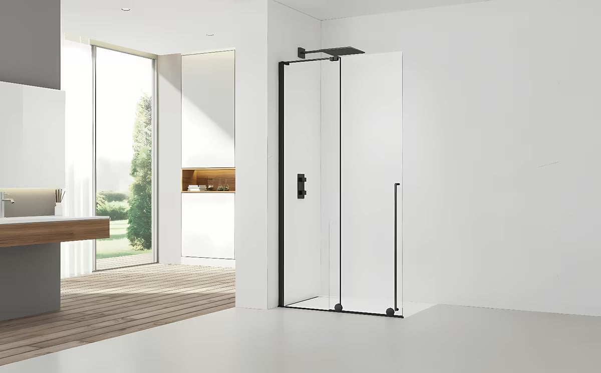 Crna walk-in tuš kabina SAT Walk-In Xmotion s prozirnim staklom i kliznim sustavom.