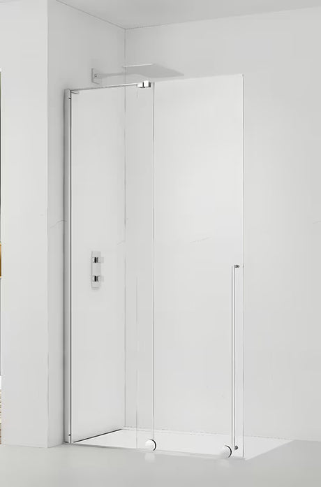 Tuš stijena SAT Walk-In Xmotion Walk-In 140 cm u sjajnom kromu s prozirnim staklom i kliznim sustavom.