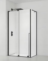 Pravokutna tuš kabina SAT Walk-In Xmotion 100x80 cm u crnoj izvedbi s prozirnim staklom i kliznim vratima.