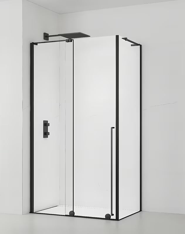 Pravokutna tuš kabina SAT Walk-In Xmotion 100x80 cm u crnoj izvedbi s prozirnim staklom i kliznim vratima.