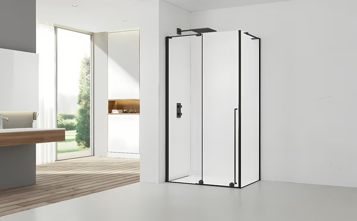 Pravokutna tuš kabina SAT Walk-In Xmotion 140x100 cm u crnoj izvedbi s prozirnim staklom i kliznim vratima.